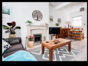 Cosy 2 bedroom home sleeps 5 St Helens, Liverpool contractors welcome